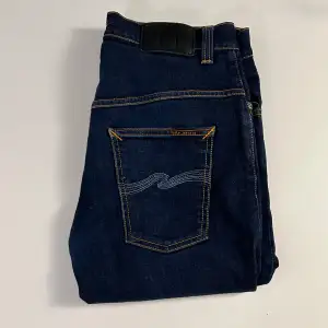 Riktigt snygga och ovanliga nudie jeans i Thin Finn. De är slutsålda online och går ej att hitta längre. Skulle säga att de sitter mer som L33 än L34. De är i nyskick, så inga defekter eller fläckar. Priset är inte hugget i sten🤝🙌🏻