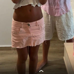 Rosa jeanskjol  - Så fin! Perfekt på sommaren när man är brun!❤️🥰