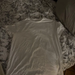 Vit t shirt, slim fit - Använder inte den längre, men är knappt använd heller i och med att jag inte gillar modellen