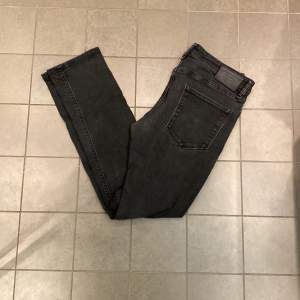 Säljer nu dessa sjukt snygga slim fit Jeans från Jack and jones - Intelligence i storlek 32/32 ,Skick 9/10, inga defekter. Pris: 199 kr, kan diskuteras vid snabb affär!