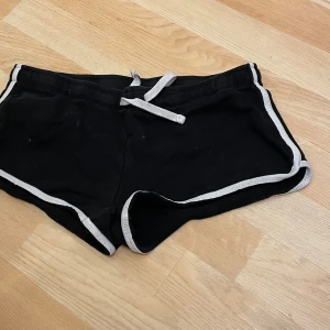 Blandade underdelar  - Bra skick på nästan varje plagg 200 kr för alla plaggen Pris kan diskuteras 