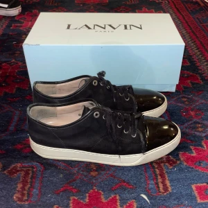 Lanvin Skor - Säljer nu dessa asfeta Lanvins skor i storlek 9 (43-44) skicket på utsidan är ganska bra och de har inget Crease på glansen då jag använt crease skydd hela tiden men skorna är slitna på undersidan, slitningarna är inte rakt igenom så det går att fixa