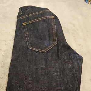Asket the raw denim jeans - Storlek 30x30 slim fit-modellen. Superbra skick. Jag upplever att jeansen är mörkare än vad bilderna återger.