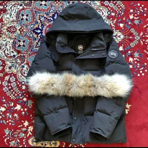 Canada Goose blacklabel - Säljer Canada Goose blacklabel Macmillan, storlek S, använd i 2 år i riktig bra skick.