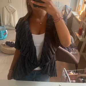 Fin bolero  - Fin bolero som är lite oversized på mig.  Använd få tal gånger i gott skick 