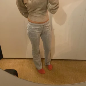 Juicy couture byxor!! - Säljer ett par jätte fina gråa juicy couture byxor i storlek XS!! Dom är oanvända och i jätte bra skick!!🥰🥰🥰