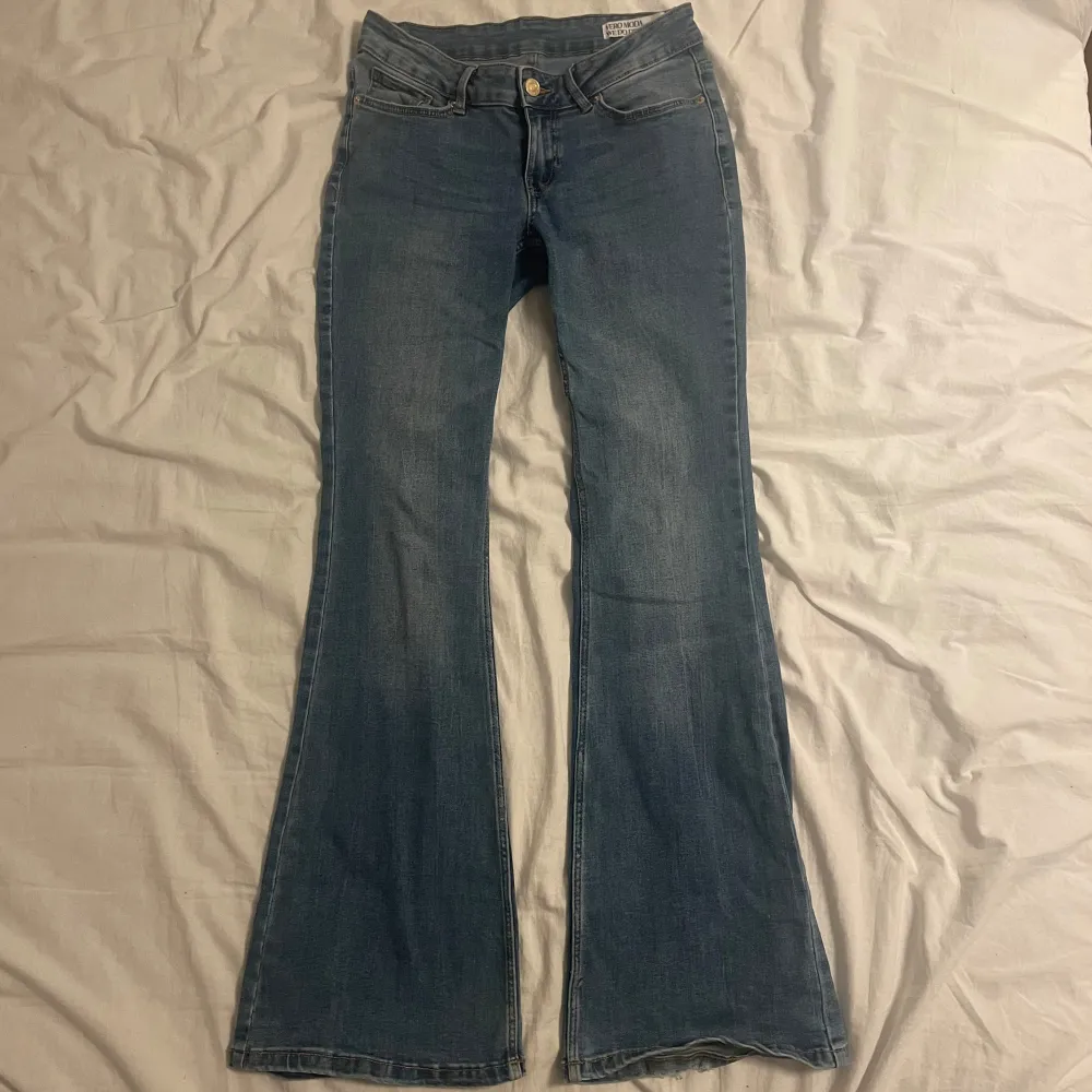 Ljusblåa lågmidjade jeans från Vero Moda. I storlek s och längd 30. Innerbensmått: 79cm 💞 . Jeans & Byxor.