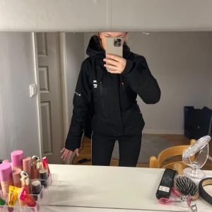 Skidjacka - Säljer min fina skidjacka från montec, den är använd under en vecka men är i nyskick. Den har supermycket funktioner (på bilden har jag spänt in den). Passar allt ifrån xxs-s skulle jag säga. Nypris på den var 2700kr. Kan gå med i pris något🌸🩷