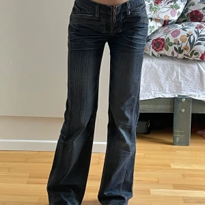 Cavalli jeans - Såå fina jeans med coola detaljer! Liiite långa för mig som är 165. Skriv för mått