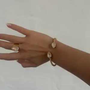 Säljer detta fina armband från Caroline Svedbom i modellen Mini drop bracelet i färgen ivory cream Delite / Gold. Armbandet är justerbart och har inga defekter 🤍