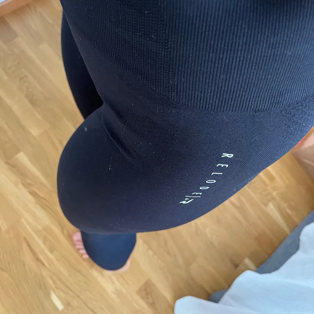 Riktigt snygga träningstights från Relode! Så sköna och bekväma. Passar perfekt till gym men även yoga eller gruppträning. Mycket fint skick! . Sportswear.