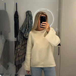 Stickad alpacka tröja hm  - Säljer nu min stickade alpacka tröja från hm. Creame vit. Sparsamt använd. Helt slutsåld 