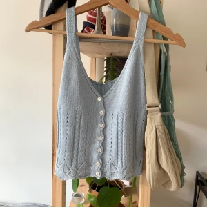 Stickat linne - Ljusblått stickat linne köpt second hand. Bra skick förutom ena axelbandet som någon sytt på själv, lätt att åtgärda 🌷