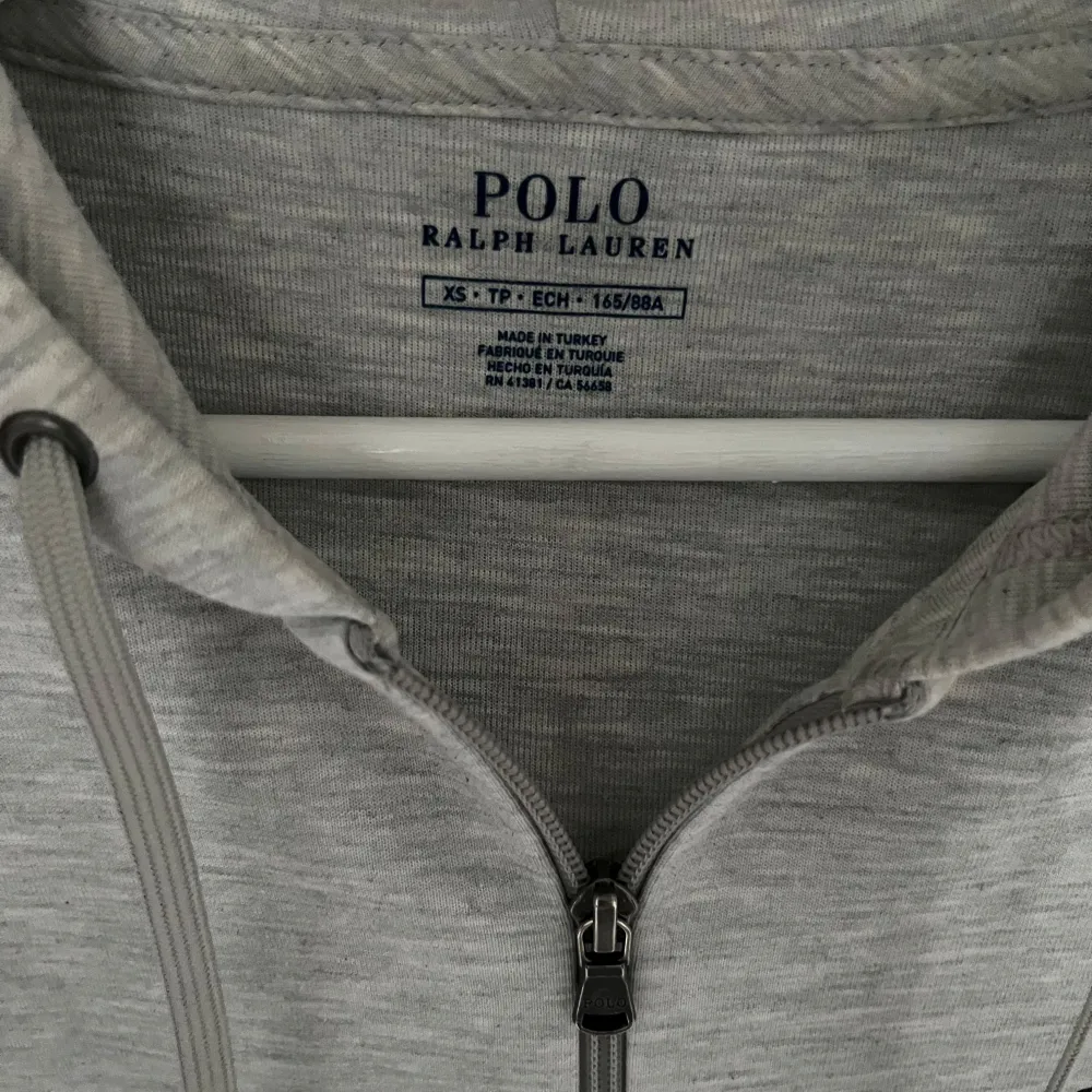 Säljer en Ralph lauren hoodie i storleken xs, men passar på dig som är mellan 170-178 beroende på hur man vill att den ska sitta. Skick 9/10.. Hoodies.