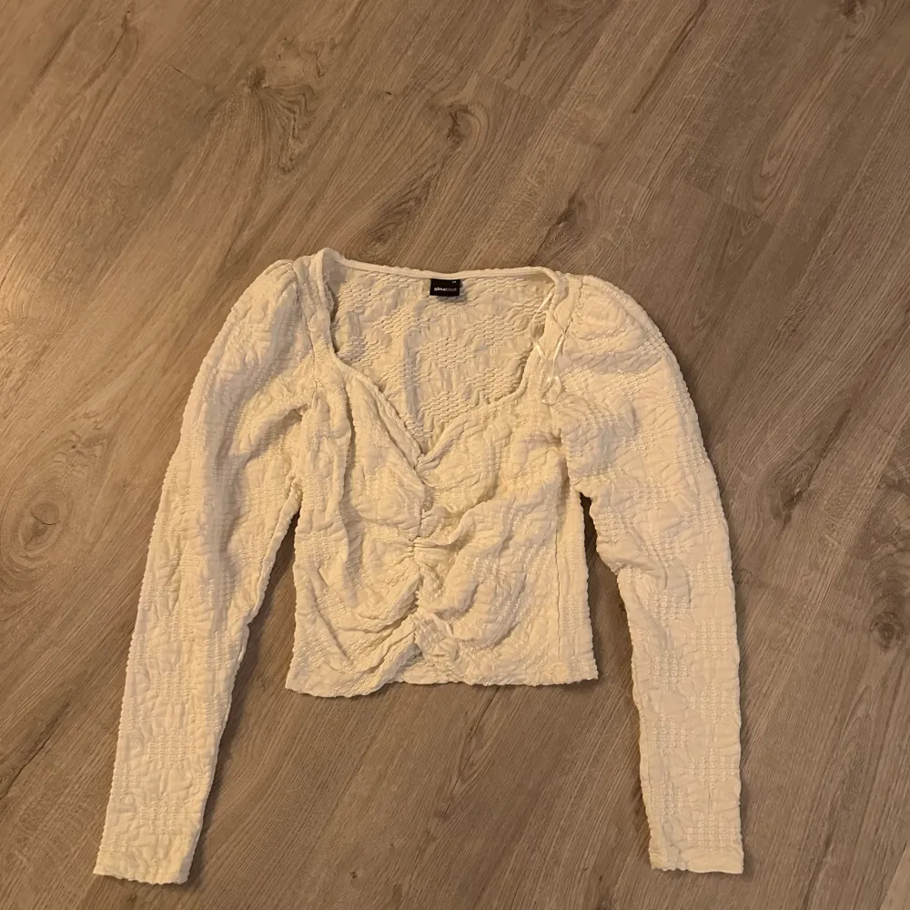 Super söt tröja från Gina som inte är min stil längre så hoppas nån annan har bättre användning av den. 💗💗 tveka inte på att fråga något 💕(köparen står för frakten) . Puserot.