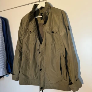 J Lindeberg bailey storlek S - Skitsnygg jacka från J lindeberg modell Bailey i storlek S Väldigt eftertraktad och slutsåld överallt just nu Liten skavank på vänster arm men inget som syns om man kavlar upp ärmen som på bild!!