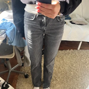 Zara jeans - Midwaist jeans från zara! Supersnygga men kommer inte till använding längre💖de är grå/svarta i färgen!  pris kan diskuteras!🤗