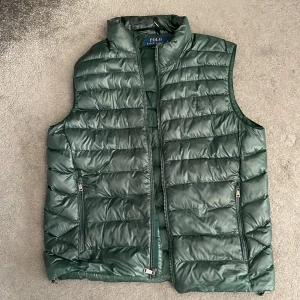 Ralph Lauren väst - Tja! Säljer min Polo Ralph Lauren terra insulated väst då den är för stor. Säljes i bra skick! Endast använd några gånger, nypris är runt 3200kr och säljer min för 850kr. Priset är absolut diskuterbart vid snabb och smidig affär! Bara att höra av sig