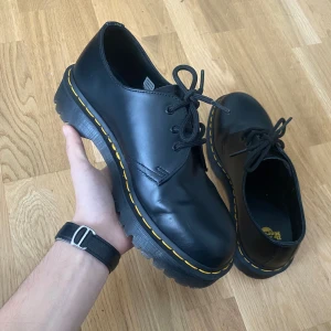 Dr Martens 1461 Bex - Hejsan! Då var det dags att sälja av dessa fina Dr Martens då jag inte längre använder dom.  Skorna har varit varsamt använda ett fåtal gånger. Under de senaste två åren har de dock stått oanvända.   Strl. 41  Modell: 1641 Bex   Hör gärna av dig ifal