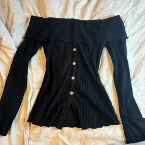 Offshoulder-tröja med slits, stickad - Såå fin tröja men används inte då den inte är min stil. Endast provad, storlek S köparen står för frakten <3