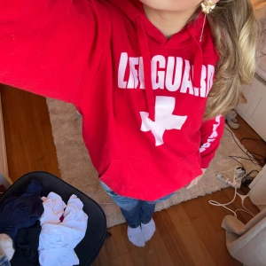 Lifegardhoudie! - Jätte snygg hodie i jätte skönt material ! Perfekt til vardags eller spex . Säljer då den inte kommer till användning! Köpt i miami 