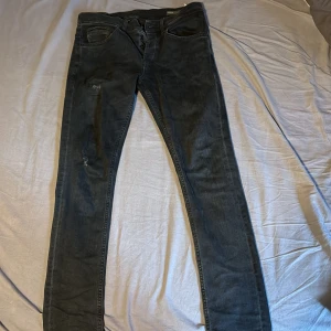Dondup jeans  - Tjena! Säljer nu ett par rikigt feta dondup jeans, modellen är george skinny fit. Skicket på jeansen är nyskick inga defekter eller något sånt! Ny pris är runt  2500kr och säljer dom för 650kr så ett rikigt bra pris via mer frågor så du gärna skriva