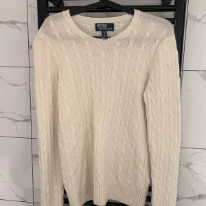 Ralph Lauren Cashmere - Säljer denna 100% cashmere tröja från Ralph Lauren i 10/10 skick, inga defekter. Står 170 på den men hade sagt att det är en S. Nypris 3995, mitt pris 3000. Hade kunnat gå ner i pris vid snabb affär. Säljer den då jag inte använder den längre😊