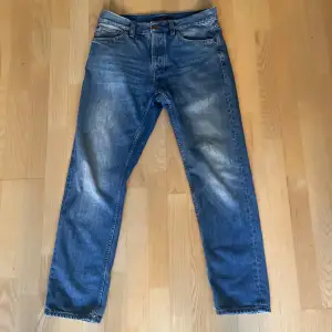 Ljusblå Nudie Jeans, I bra skick då jag använt fåtal gånger, Modell: Steady Eddie.