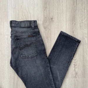 Nudie Jeans - Helt nya, oanvända jeans från Nudie. Lapparna är avtagna dock. Storlek: W30 L30 Modell: Tight Terry Färg: Tvättad Mörkgrå (väldigt snygg tvätt och ännu fetare i verkligheten) Nypris är ca 1600kr Priset är förhandlingsbart