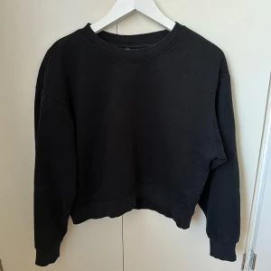Svart sweatshirt  - Svart sweatshirt från Zara, lite kortare i modellen. Något nopprig men går att fixa lätt!