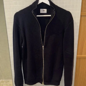 NN07 zip tröja - Säljer denna feta Cardigan från NN07! Säljer då jag har växt ur den men den är fortfarande väldigt fin. Inga defekter alls då den inte användes mycket. Hör av er vid intresse!