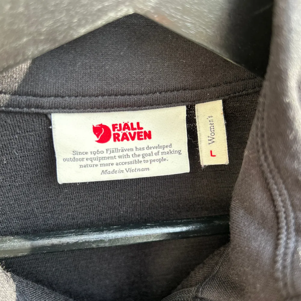 Svart Fjällräven keb wool sweater.  Sparsamt använd och i bra skick. Lite nopprig på vänster sida. Figursydd.. Tröjor & Koftor.