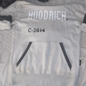 Grå och vit hoodie från Hoodrich - Xs egentligen men sitter som en s 