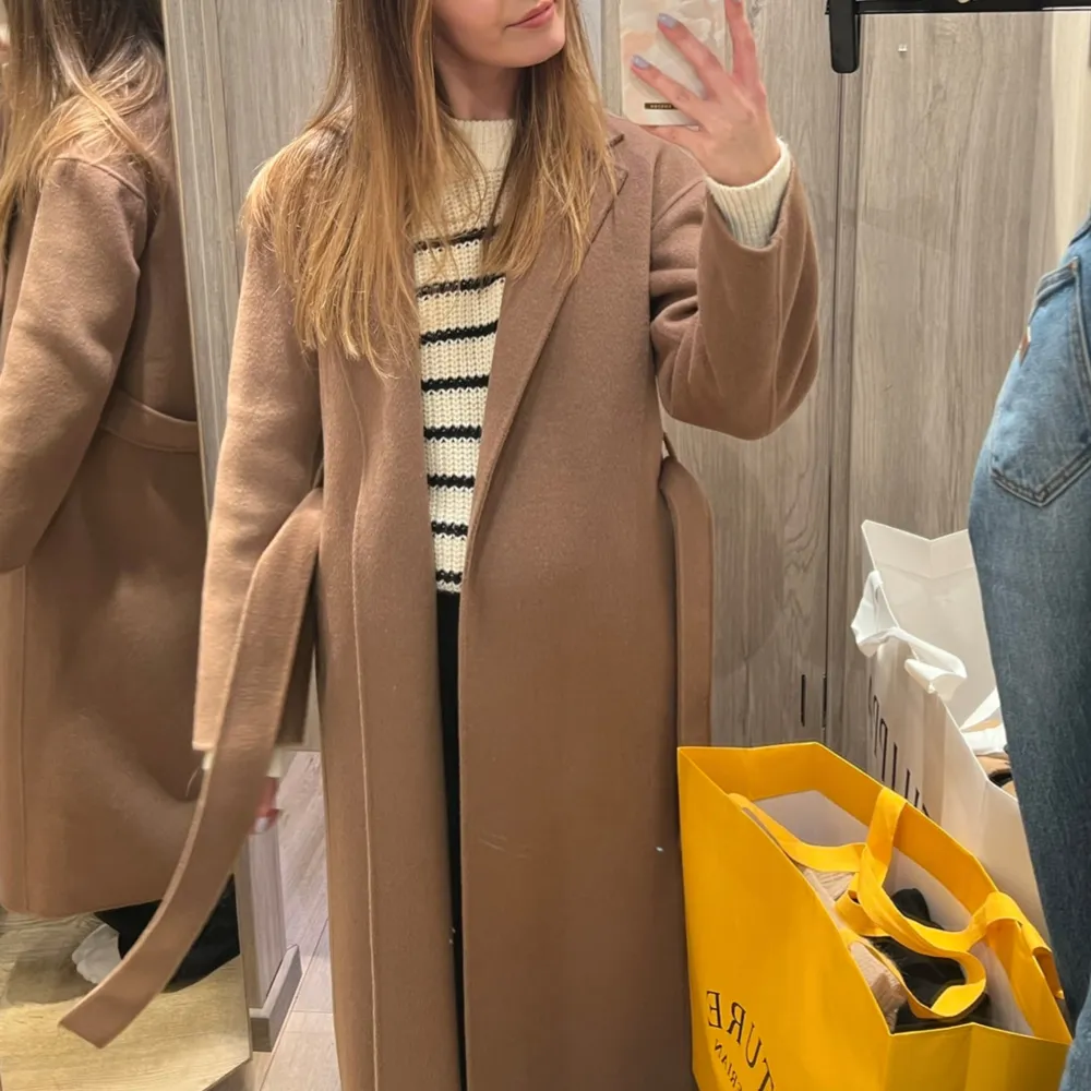 Filippa K Alexa Coat🤎 Köpt för 9400kr i Stockholm för ca två år sedan, dock bara använd en säsong ett fåtal gånger, jättebra skick🤎 Perfekt nu till hösten🤎🍂🍁. Jackor.