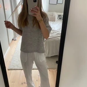 Linnebyxor  - Säljer sköna linnebyxor!! Passar jätte bra men en stickad tröja i höst men också sen i vår eller sommar🍁 Dom är för långa mig och därför säljer jag. Tyvär vet jag inte vart dom är från. (Pris går att diskutera) 
