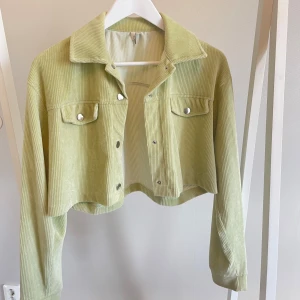 Ljusgrön manchesterjacka - Ljusgrön manchesterjacka, knappt använd. Tunnare material, perfekt till sommar och vår. Strl xxs men passar även xs och s. 