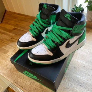 Air Jordan 1 high og lucky green - Tjenare  Wts ett par Air Jordan 1 high og lucky green. Cond 7/10 Pris 900 Storlek 42,5 us 9  Frakt kan lösas med spårbart postnord på köparens bekostnad. Finns i Kristinehamn  Köpta på SNKRS så kvitto finns   Skicka pm vid frågor.