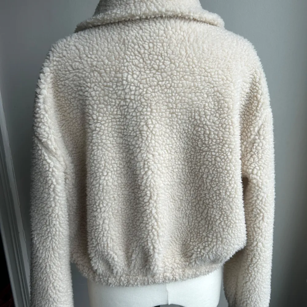Säljer en supermysig beige teddyjacka från Pull&Bear. Den har en dragkedja framtill och två praktiska fickor. Perfekt för höst och vinter när du vill hålla dig varm och stilren. Jackan är långärmad och har en skön krage. Passar perfekt för en casual look!. Takit.