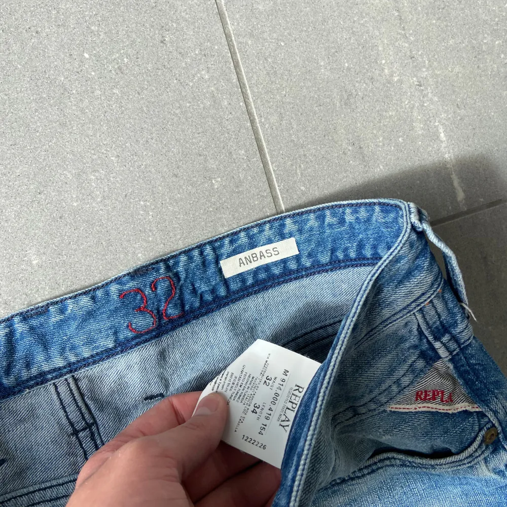 Säljer nu dessa snygga replay Anbass jeans, skriv för fler bilder/frågor🙌🏼. Jeans & Byxor.