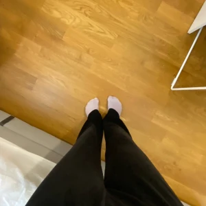 Svarta mjukisbyxor🕯️❄️ - Lite noppriga inuti men ingenting man själv känner när man har på sig de, snöret har åkt ut. Säljs för att de inte används längre. Nypris 249kr. Priset kan diskuteras. Perfekta nu till hösten.