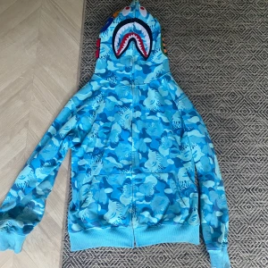 Bape hoodie - 10/10 sick  Aldrig använd  Skriv vid intresse och frågor 