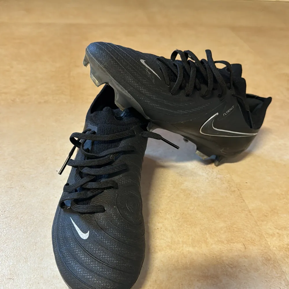 Dom är använda 4 gånger som nya   Nike phantom gx2 PRO fg . Skor.