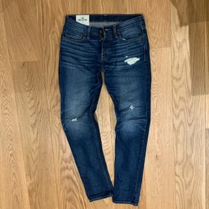Hollister jeans blå - Säljer ett par snygga jeans från hollister. Skick 10/10. 