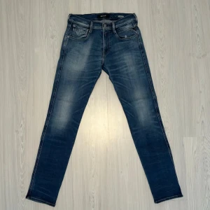 Replay anbass - Tja säljer nu ett par Replay Jeans i modellen Anbass för endast 459kr! Strl W28. Pris är ej hugget i sten, hör av er i dm vid funderingar