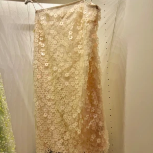 Paljettklänning  - En beige Paljettklänning i stl S. Aldrig använd och är i nyskick. Hör av dig vid frågor!🌸