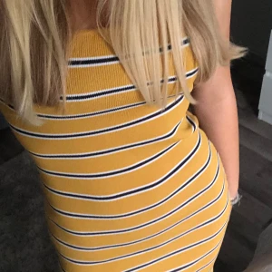 Gul klänning med ränder✨ - Gul med vita och mörkblå ränder Passar dig som är Xs/S  Jättefin och jättebra skick🎀