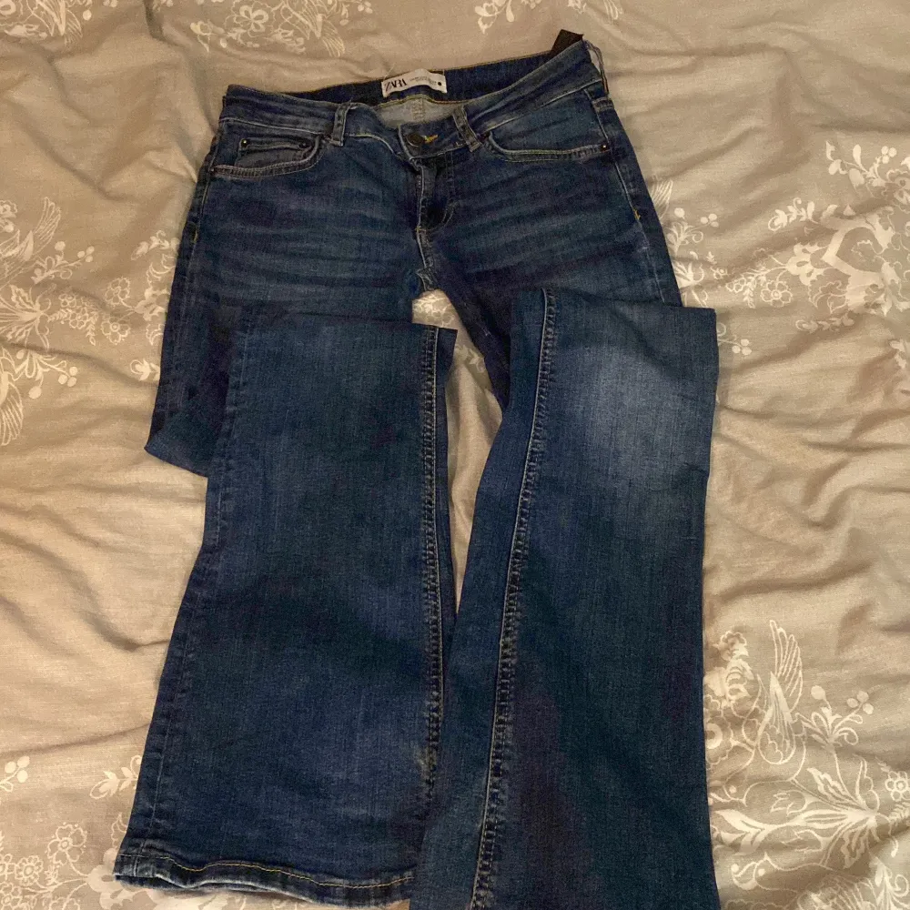 Jätte snygga low waist jeans från Zara🥰💗 säljer eftersom jag redan har likadana. Knappt använda, Jätte bra skick!! Köptes för 500. Jeans & Byxor.