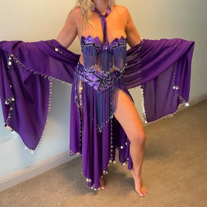 MAGDANSDRESS - Elegant och handgjord magdansdress för träning och professionella uppträdanden. Består av fyra delar: Behå med vackra pärlor och paljetter, höftskärp med fransar, slitsad kjol och sjal. Bekväm passform 