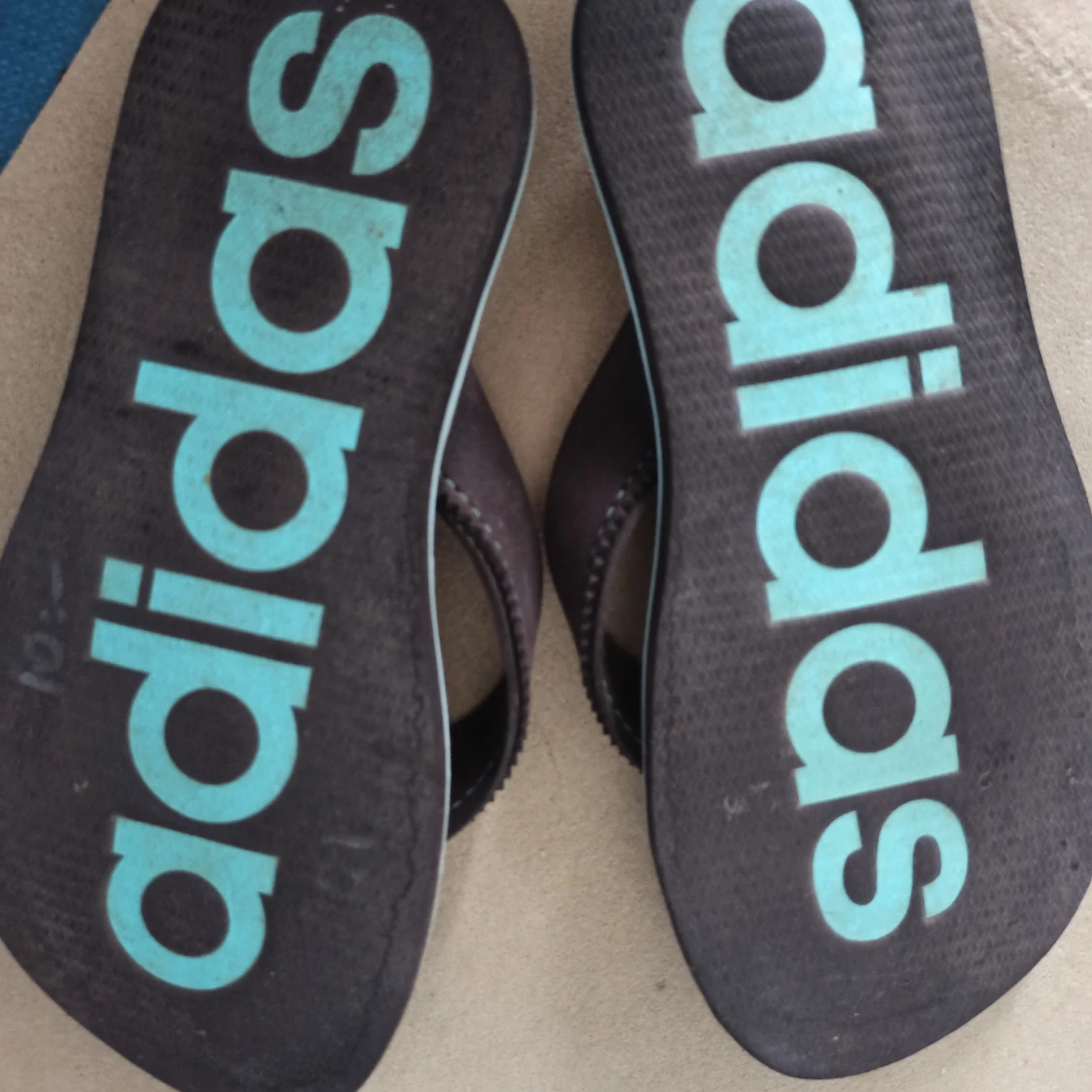 Adidas flip flops för män - 90
