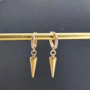 Handgjorda örhängen - Handgjorda örhängen●Följ :@ekjewelryofficial🤲 ● 💎Material- 100% rostfritt stål ●Örhängeskrokar -rostfritt stål och kristall. Nickel fri. Längd -3cm. Vattentåliga, ändrar inte färgen! 